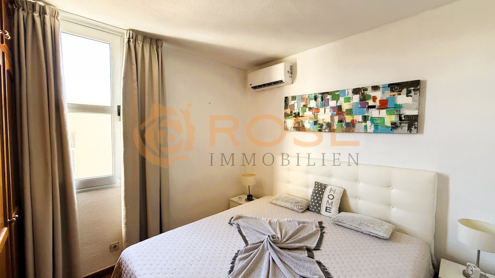 Bedroom with air conditioning and balcony access with sea view