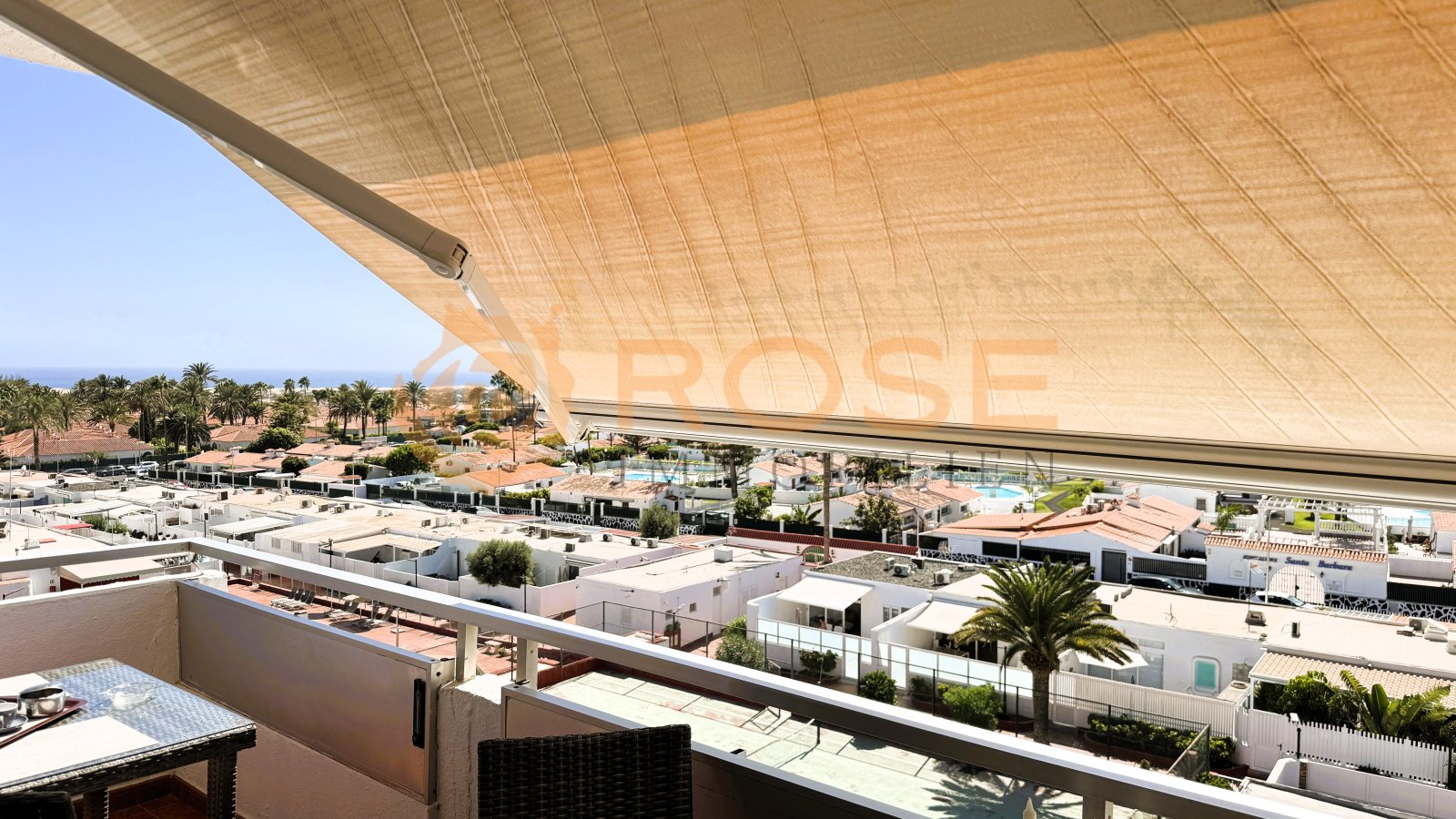 Terrace cover with motorized sun protection system and unobstructed sea view