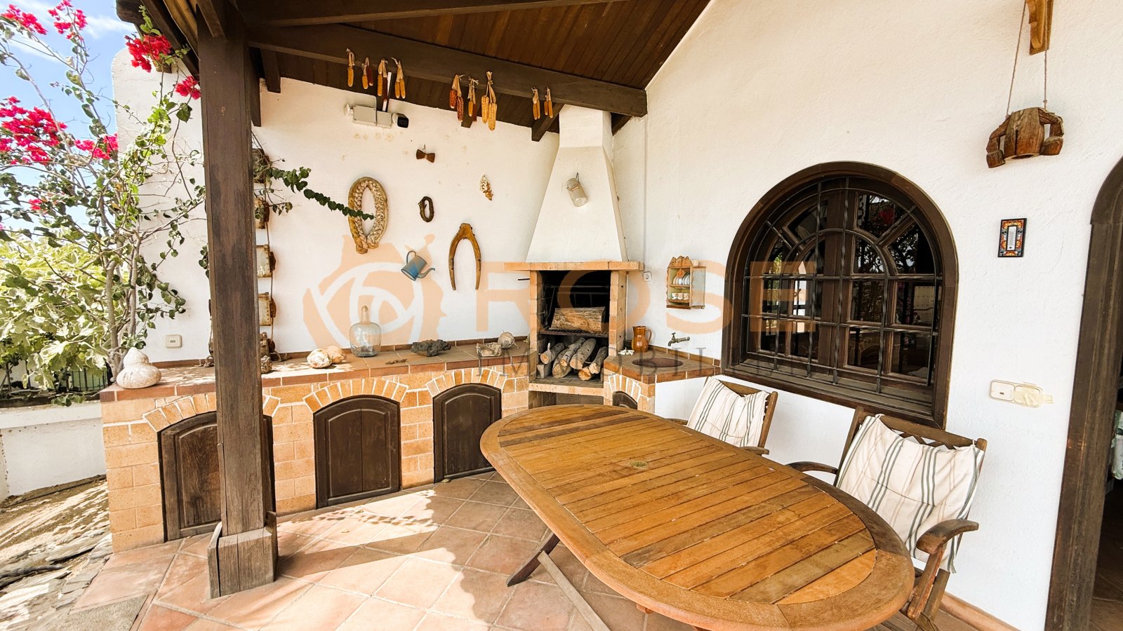Authentic grill room with integrated fireplace and rustic brick vault.