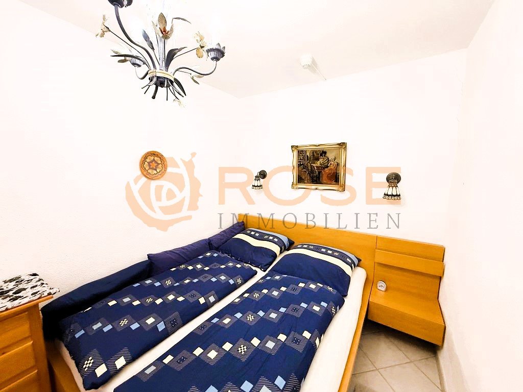 Bright bedroom with window lighting and comfortable room layout – Ideal sleeping space with natural light Bright bedroom with window lighting and comfortable room layout – Ideal sleeping space with natural light