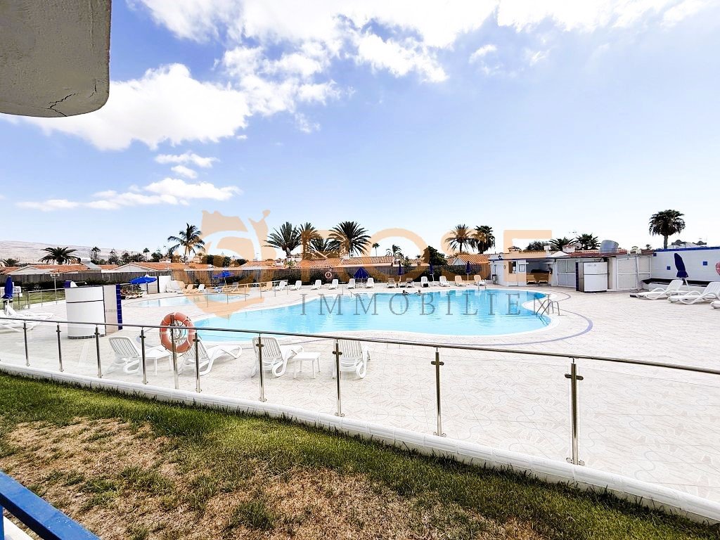 # Englisch:Communal pool with generous sunbathing areas and safety equipment # Englisch:Communal pool with generous sunbathing areas and safety equipment