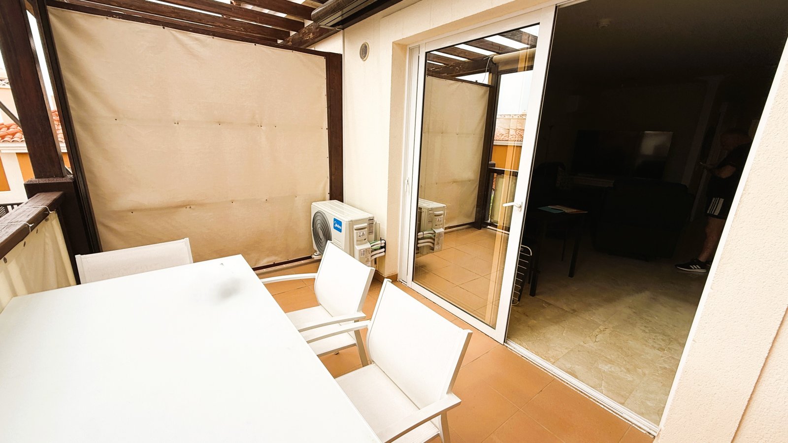 Terrace access with direct connection to the outdoor area and large sliding doors. Terrace access with direct connection to the outdoor area and large sliding doors.
