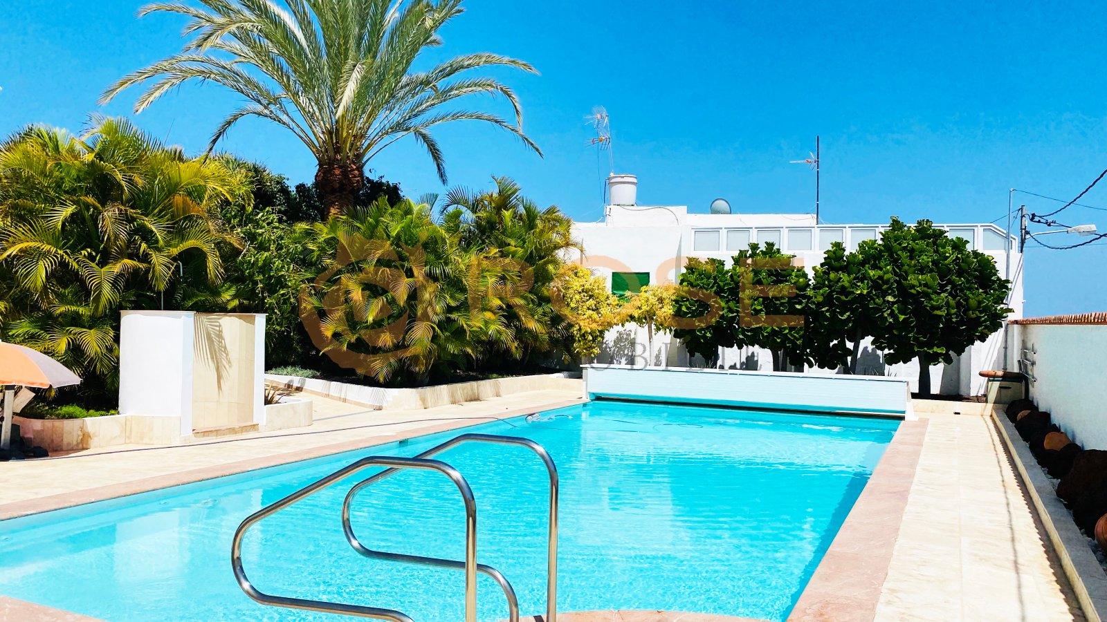 Villa espaciosa con piscina y vistas impresionantes en venta. 