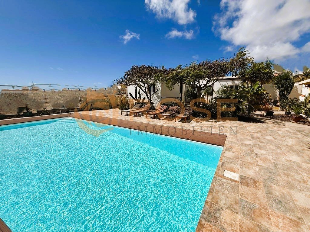 Großzügige Poolanlage mit hochwertiger Terrassengestaltung und Sonnenbereich Großzügige Poolanlage mit hochwertiger Terrassengestaltung und Sonnenbereich