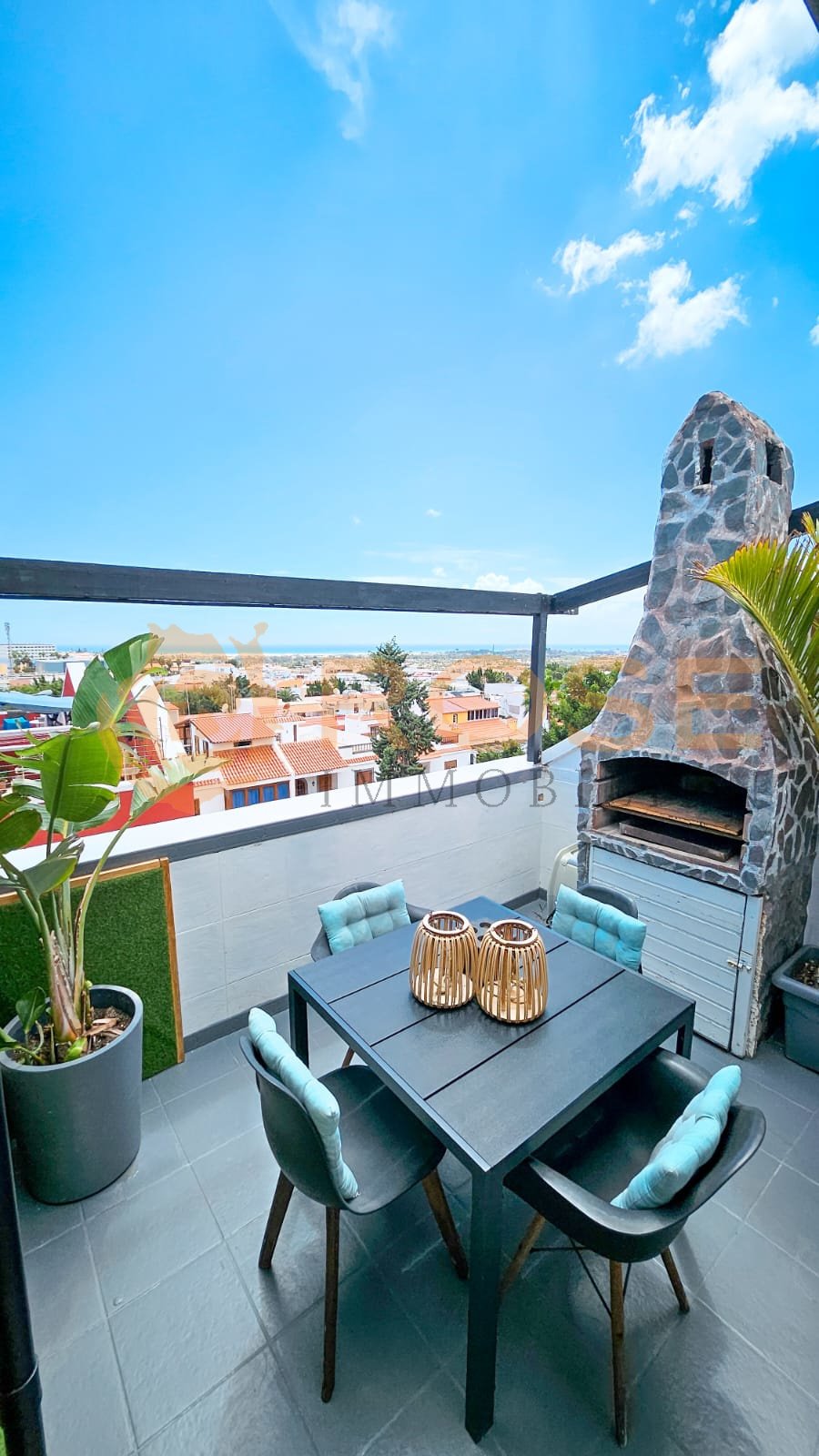 Casa familiar moderna con terraza en la azotea – Vistas impresionantes al mar 