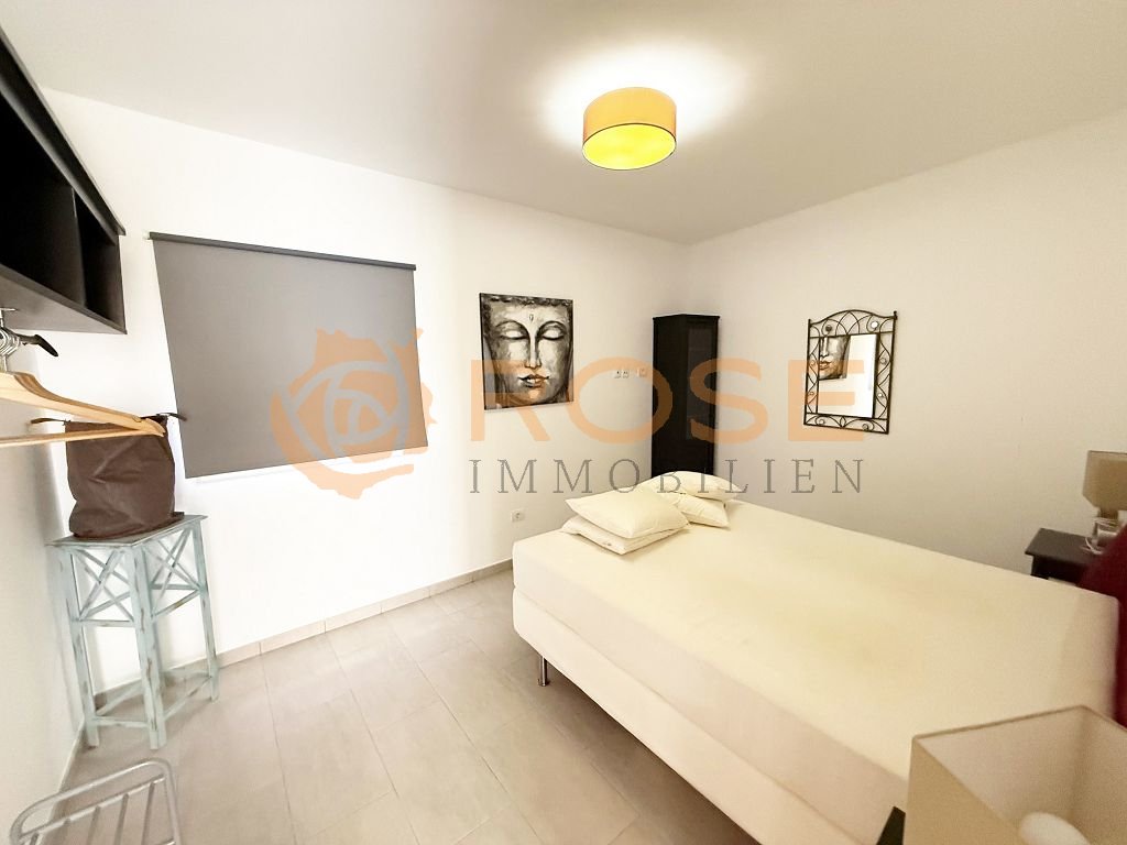 Dormitorio luminoso con distribución práctica y iluminación de techo de alta calidad