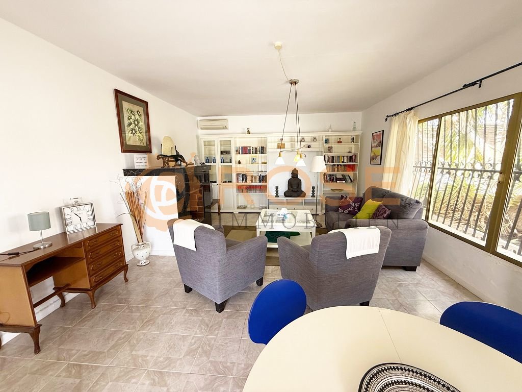 Amplio salón y comedor con distribución inteligente y grandes puertas correderas hacia el exterior