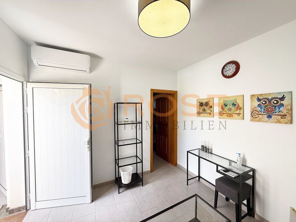 Entrada luminosa con aire acondicionado y acceso directo a todas las áreas de la vivienda