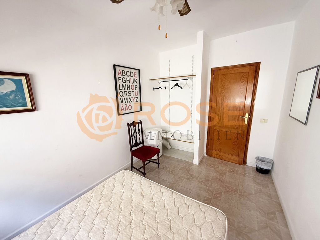 Dormitorio funcional con uso inteligente del espacio y equipamiento de techo de alta calidad