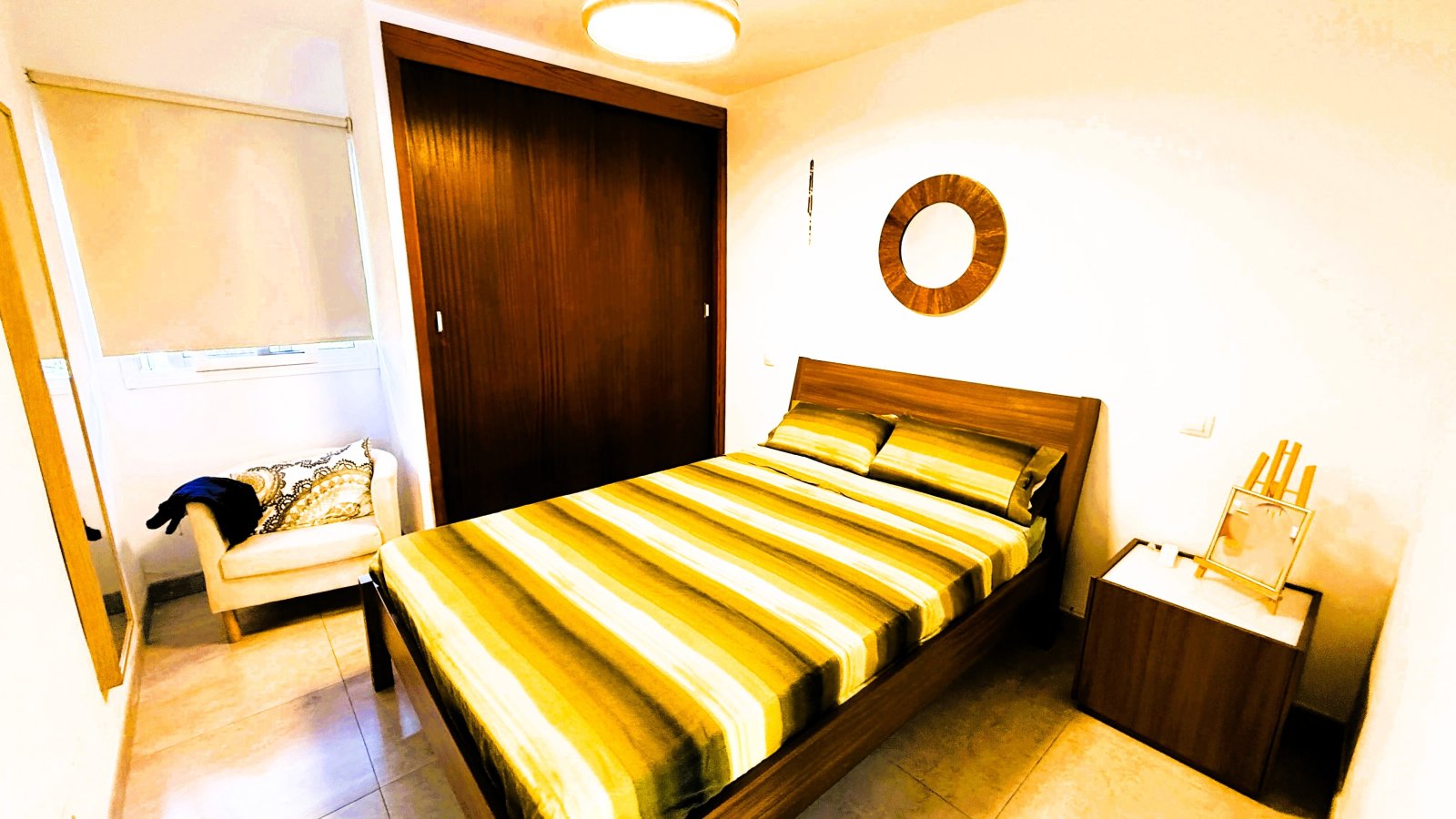 Habitación cómoda con vestidor práctico y un diseño de espacio bien pensado