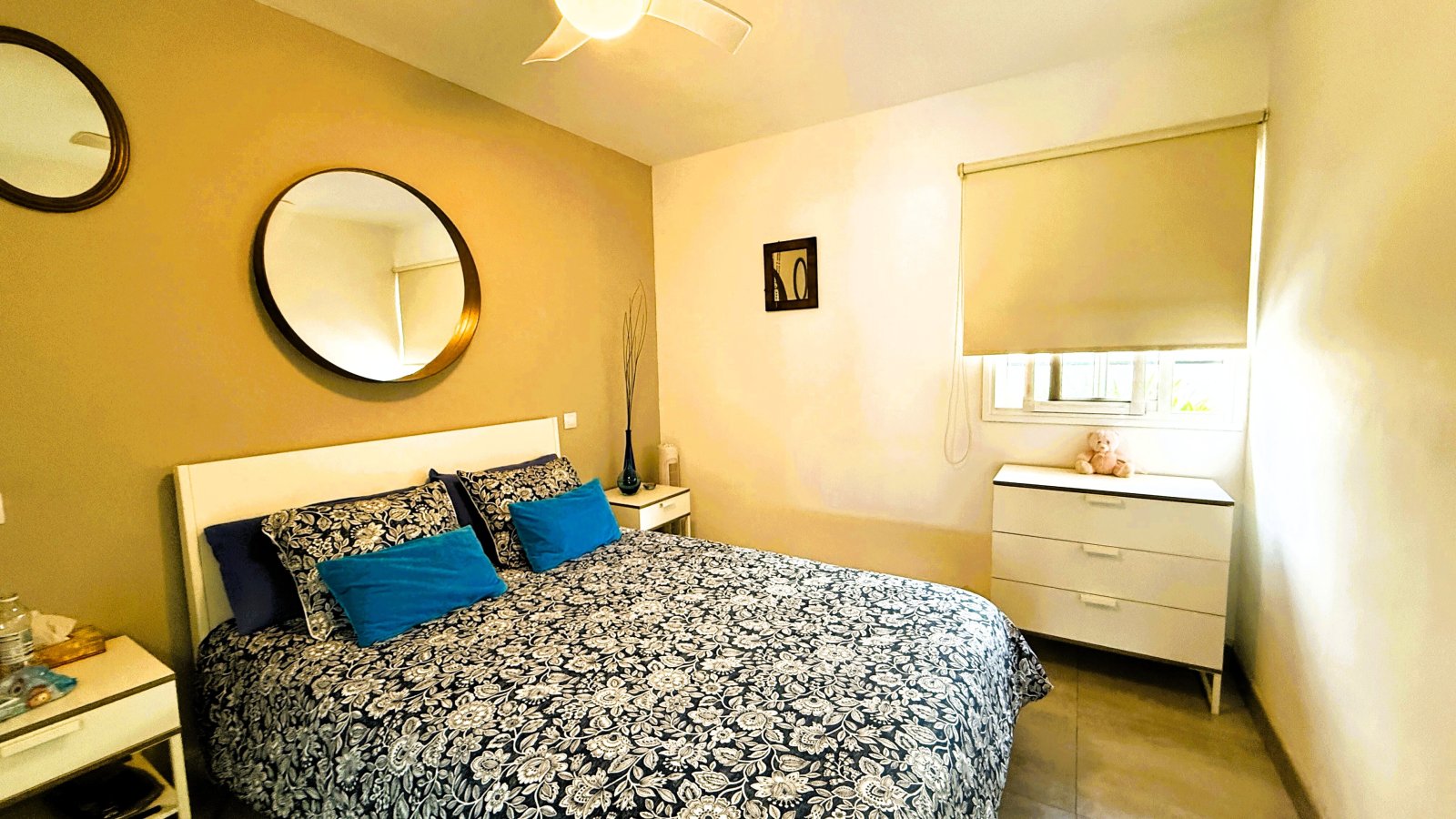 Dormitorio luminoso con almacenamiento práctico y gran ventanal