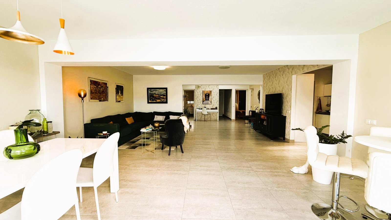 Espacio abierto de sala y comedor con transiciones fluidas y suelos de alta calidad