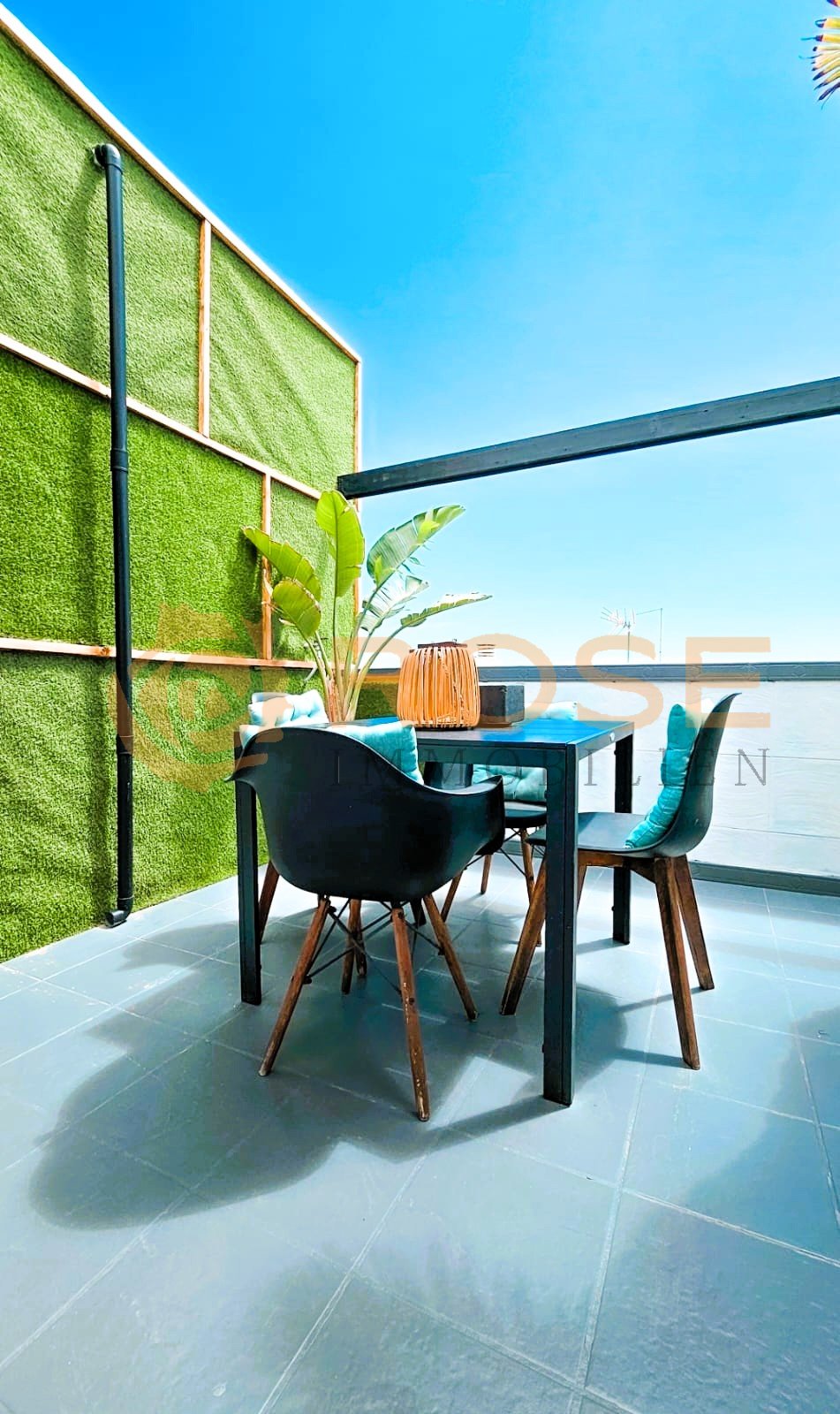 Terraza en la azotea con solución de protección visual inteligente y acabado de suelo de alta calidad