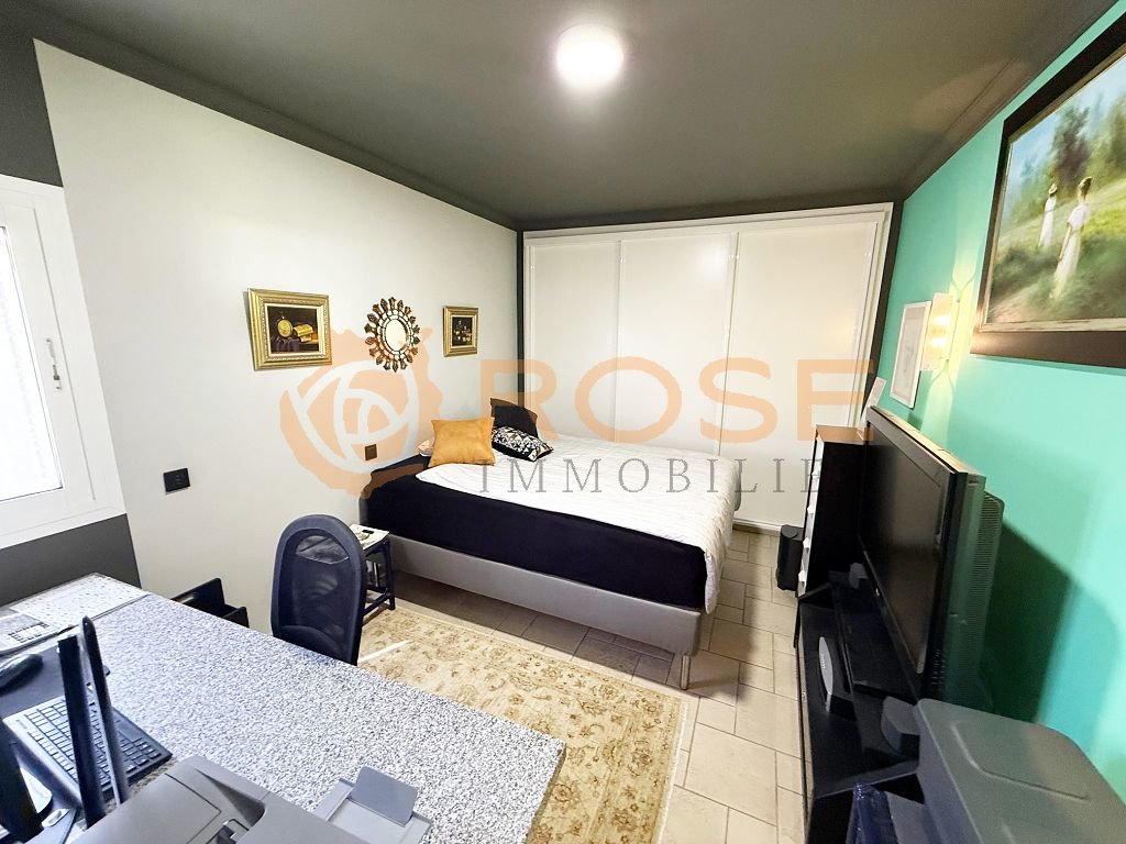 Dormitorio funcional con zona de trabajo integrada y armarios empotrados de alta calidad Dormitorio funcional con zona de trabajo integrada y armarios empotrados de alta calidad