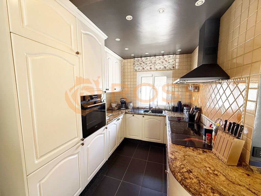 Cocina moderna con equipamiento de alta calidad y campana extractora profesional Cocina moderna con equipamiento de alta calidad y campana extractora profesional