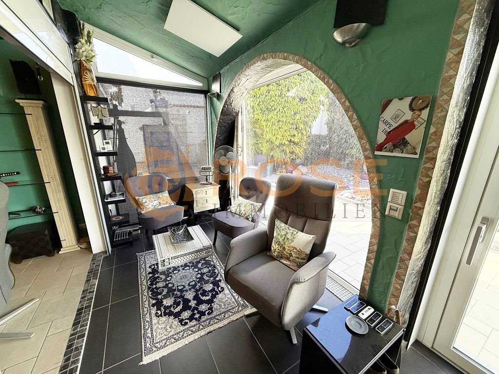 Porche con elegante fachada de ventanas arqueadas y concepto de espacio bien pensado Porche con elegante fachada de ventanas arqueadas y concepto de espacio bien pensado