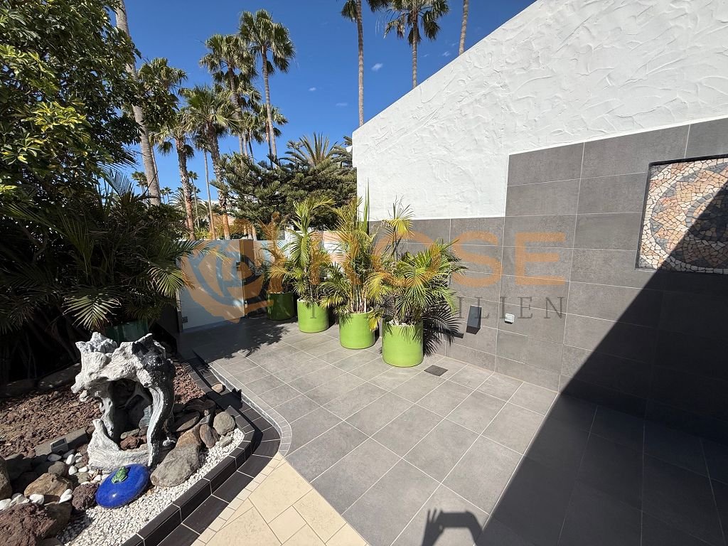 Área de terraza con revestimientos de piedra natural de alta calidad y diseño arquitectónico moderno Área de terraza con revestimientos de piedra natural de alta calidad y diseño arquitectónico moderno