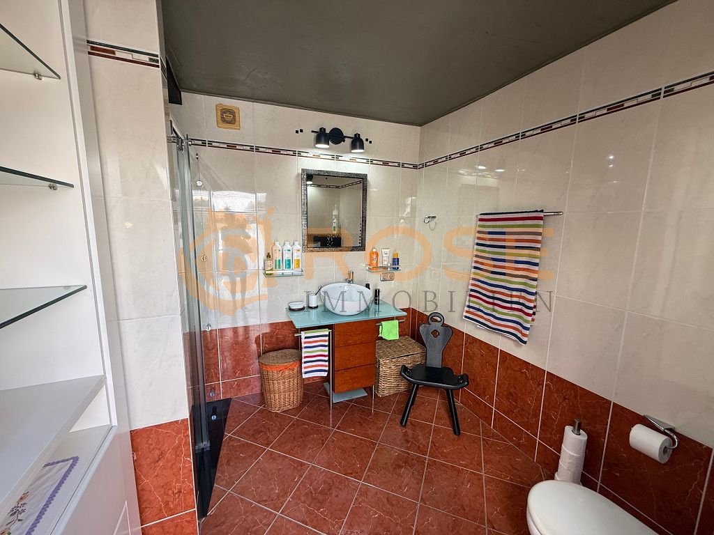 Baño con ducha a nivel del suelo y grandes espejos. Baño con ducha a nivel del suelo y grandes espejos.