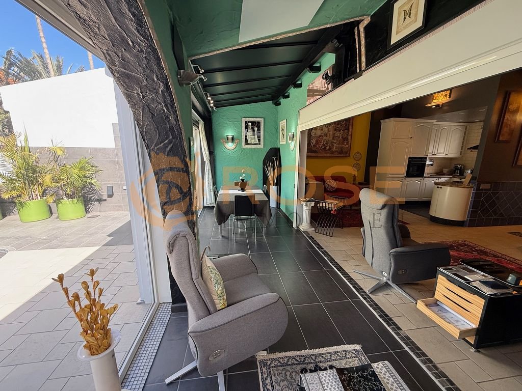 Zona de estar continua con estructura de espacio abierto y transiciones sin costuras a la terraza y la cocina. Zona de estar continua con estructura de espacio abierto y transiciones sin costuras a la terraza y la cocina.