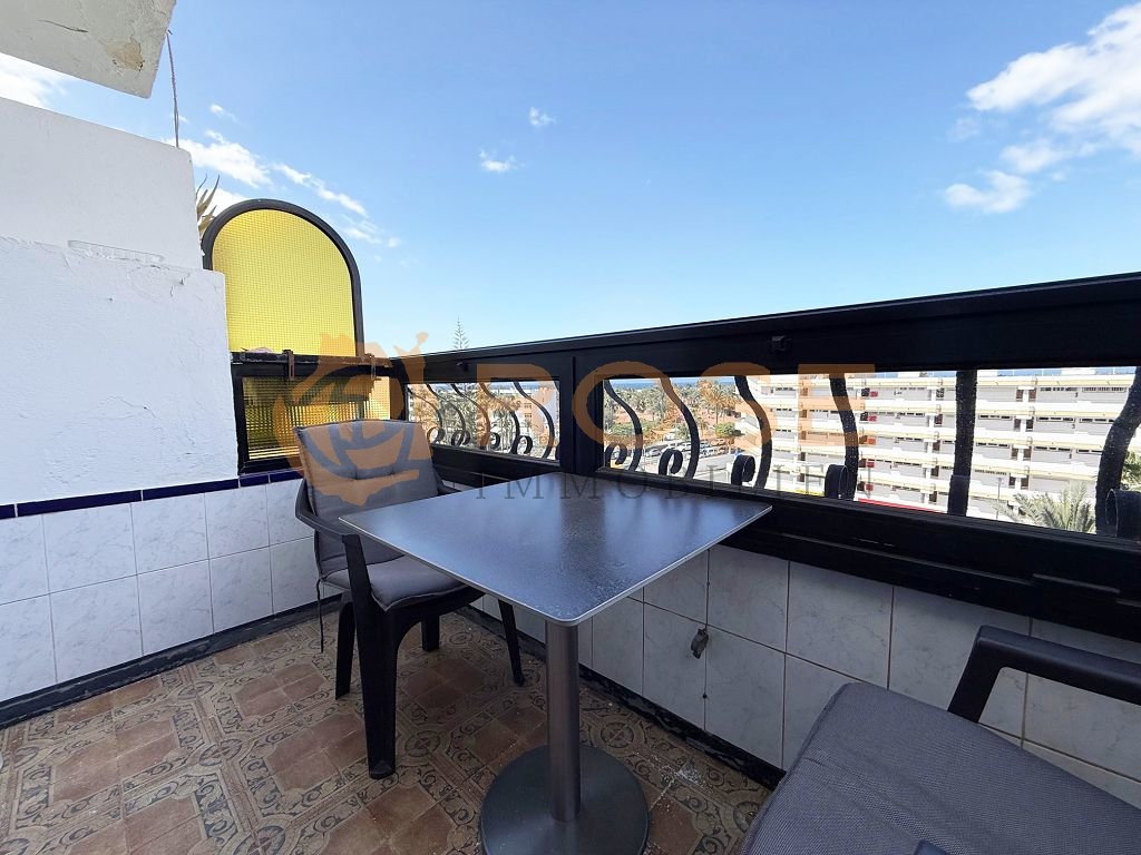 Terraza soleada con vistas panorámicas y equipamiento de alta calidad
