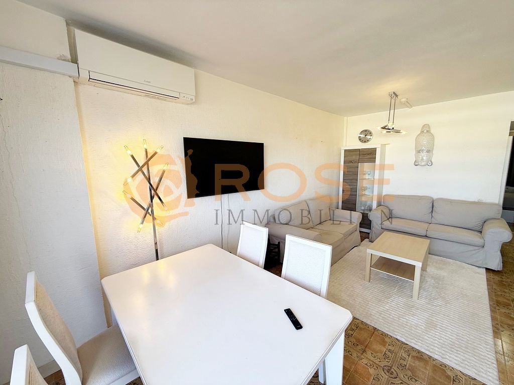 Salón y comedor abiertos con uso inteligente del espacio y aire acondicionado