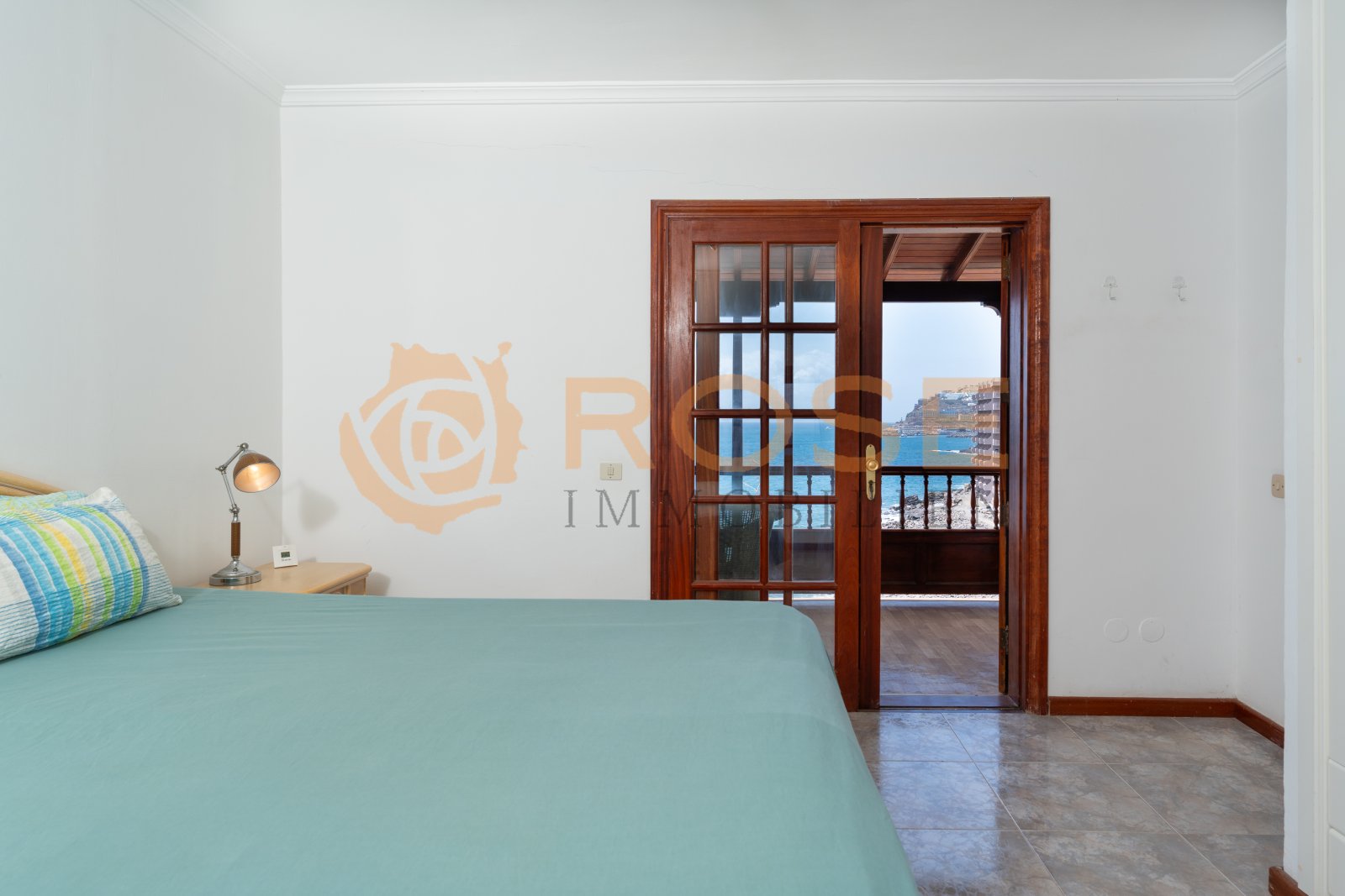 Dormitorio con elegantes puertas correderas de madera y acceso directo a la terraza