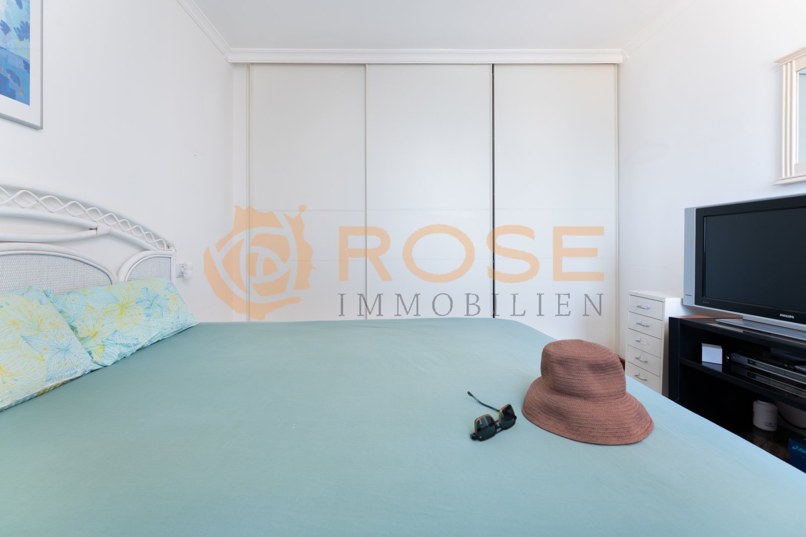 Dormitorio con armario empotrado de suelo a techo y solución de almacenamiento óptima