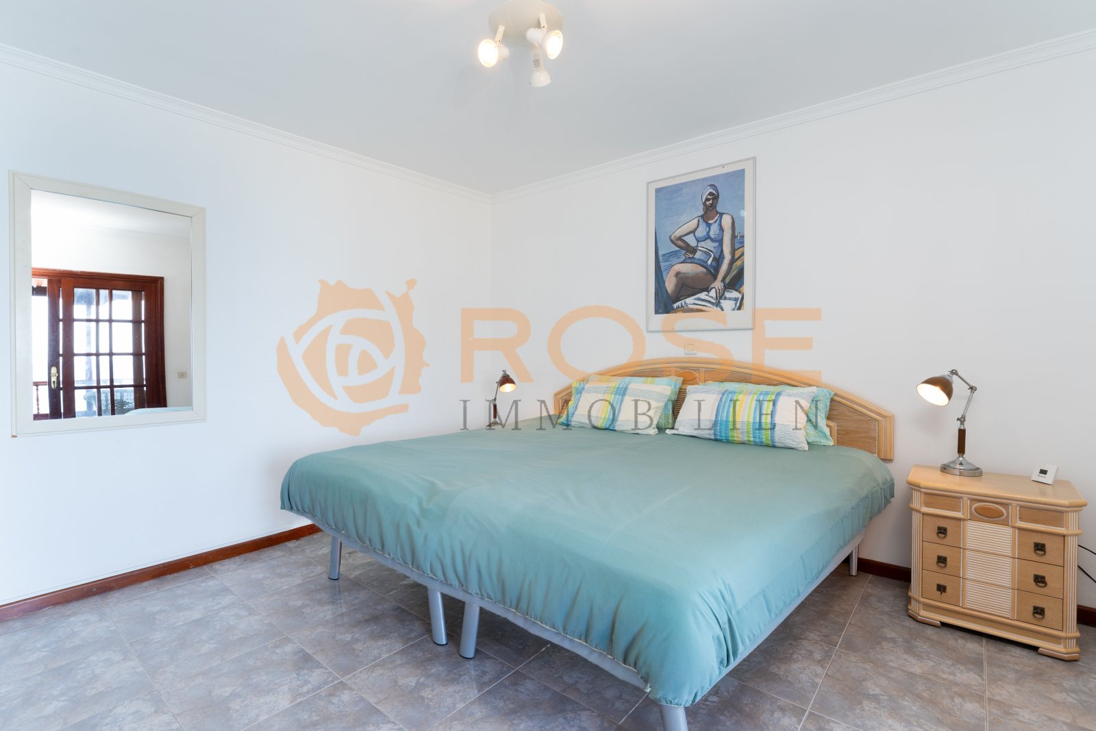 Dormitorio luminoso con techos altos y zona de vestidor práctica