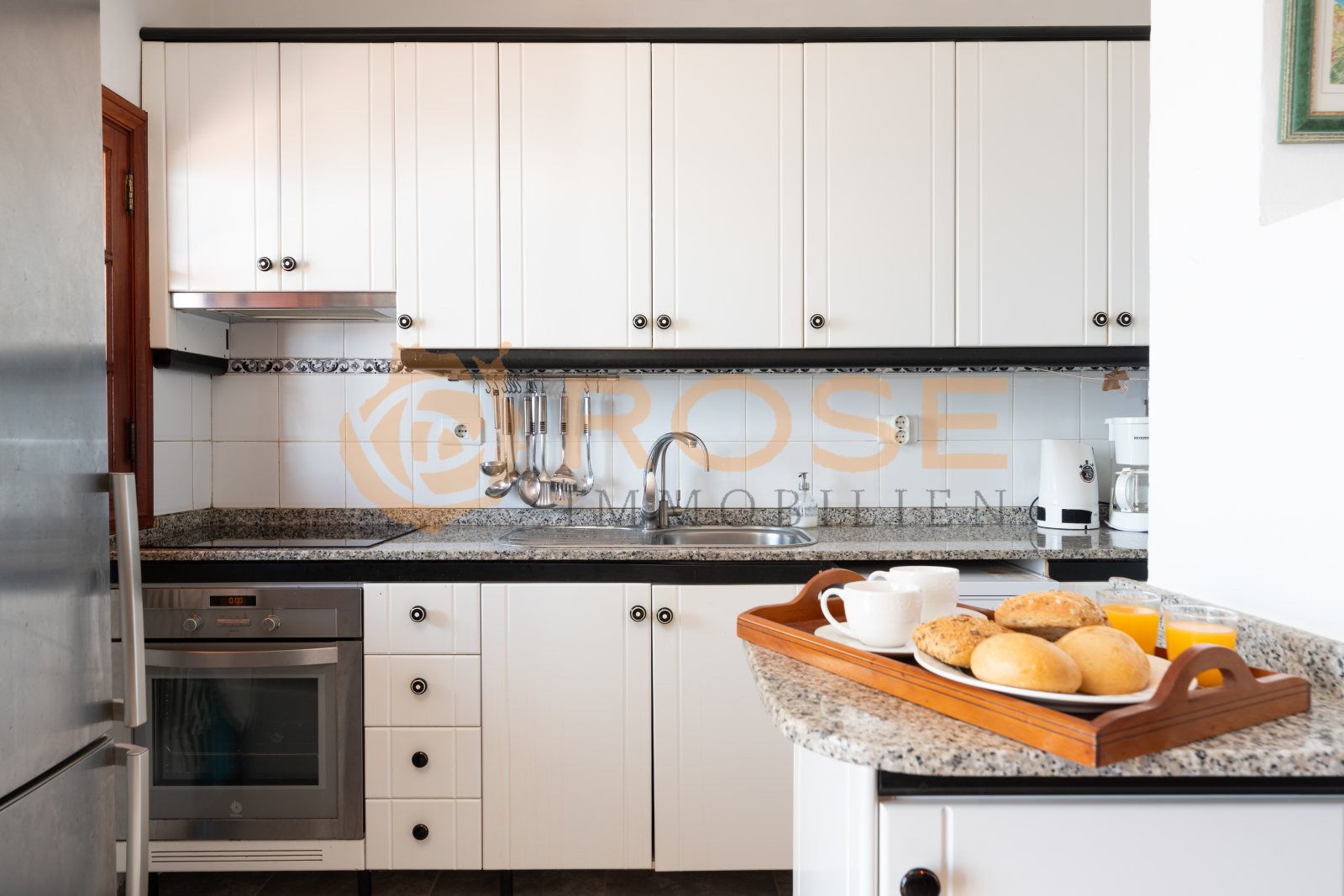 Cocina moderna con encimera de granito de alta calidad y amplia solución de almacenamiento