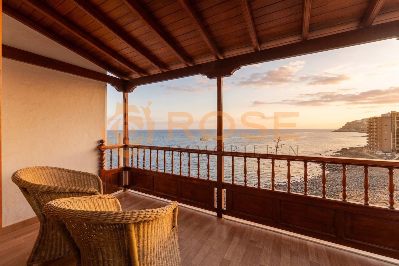 Terraza cubierta con barandilla de madera y vistas abiertas al mar