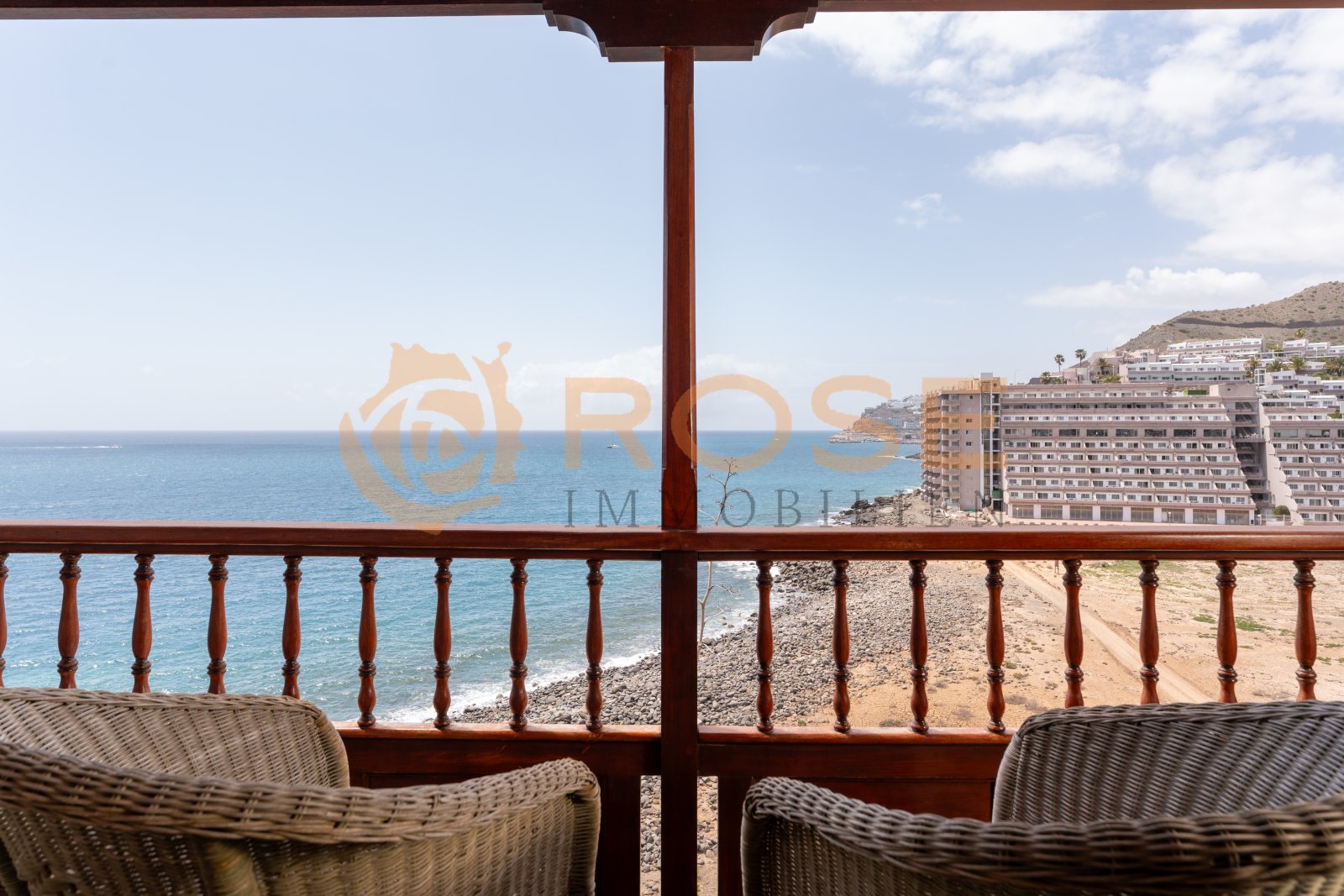 Lounge con vista al mar con balaustrada in legno massiccio e protezione solare integrata