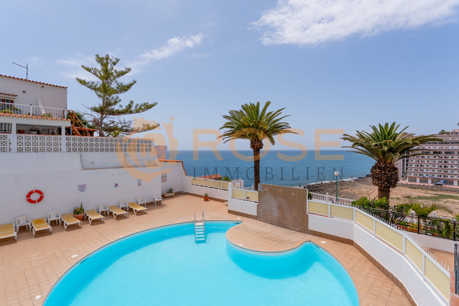 Piscina con vistas al mar – descanso en el más alto nivel