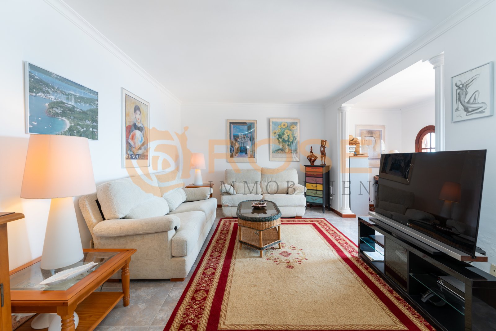 Salón luminoso con diseño de espacio abierto y acceso directo a otras áreas de la vivienda