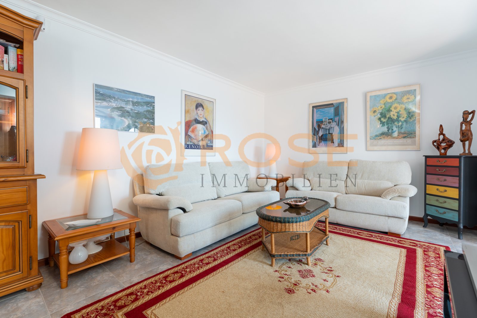 Salón elegante con gran capacidad y óptica entrada de luz