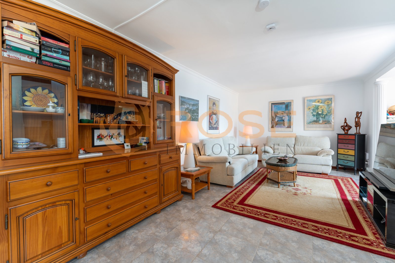 Sala de estar con pared de armarios empotrada y conexión abierta de espacios