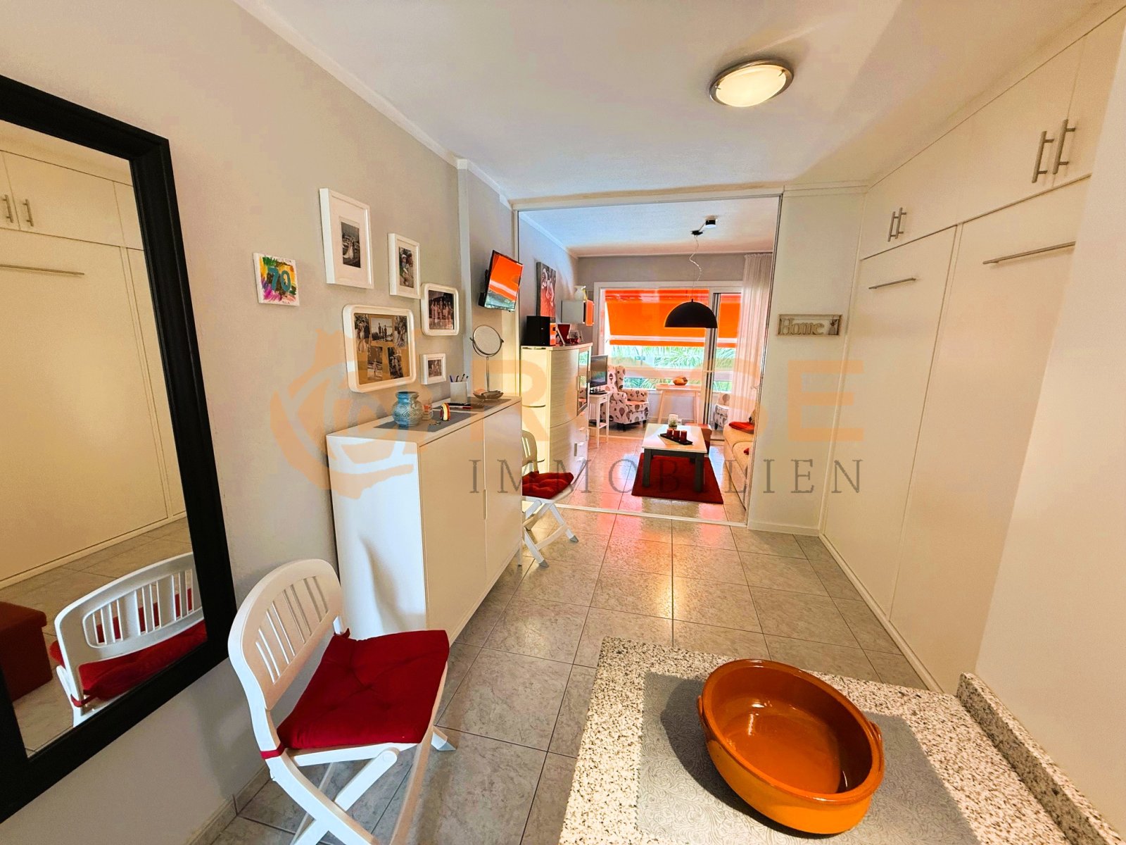 Cocina moderna con encimera práctica y transición fluida a la sala de estar