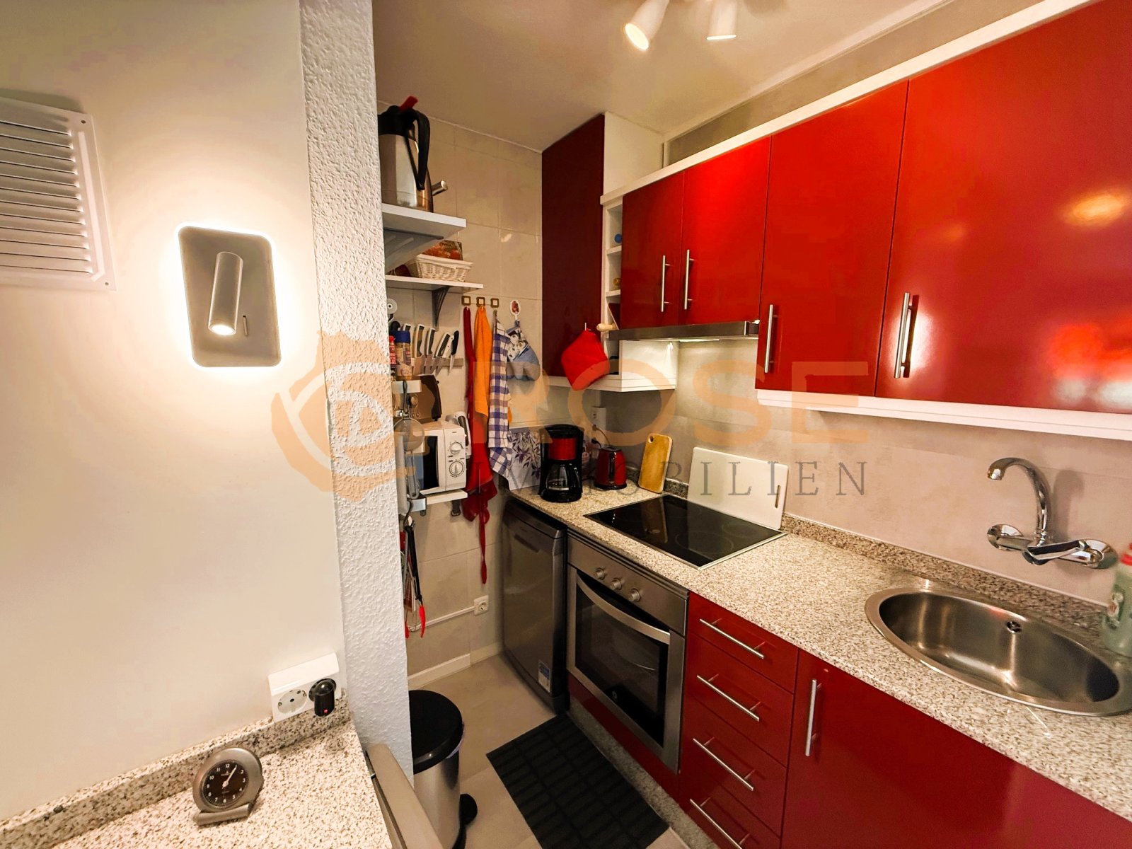 Cocina compacta con superficie de trabajo eficiente y almacenamiento práctico