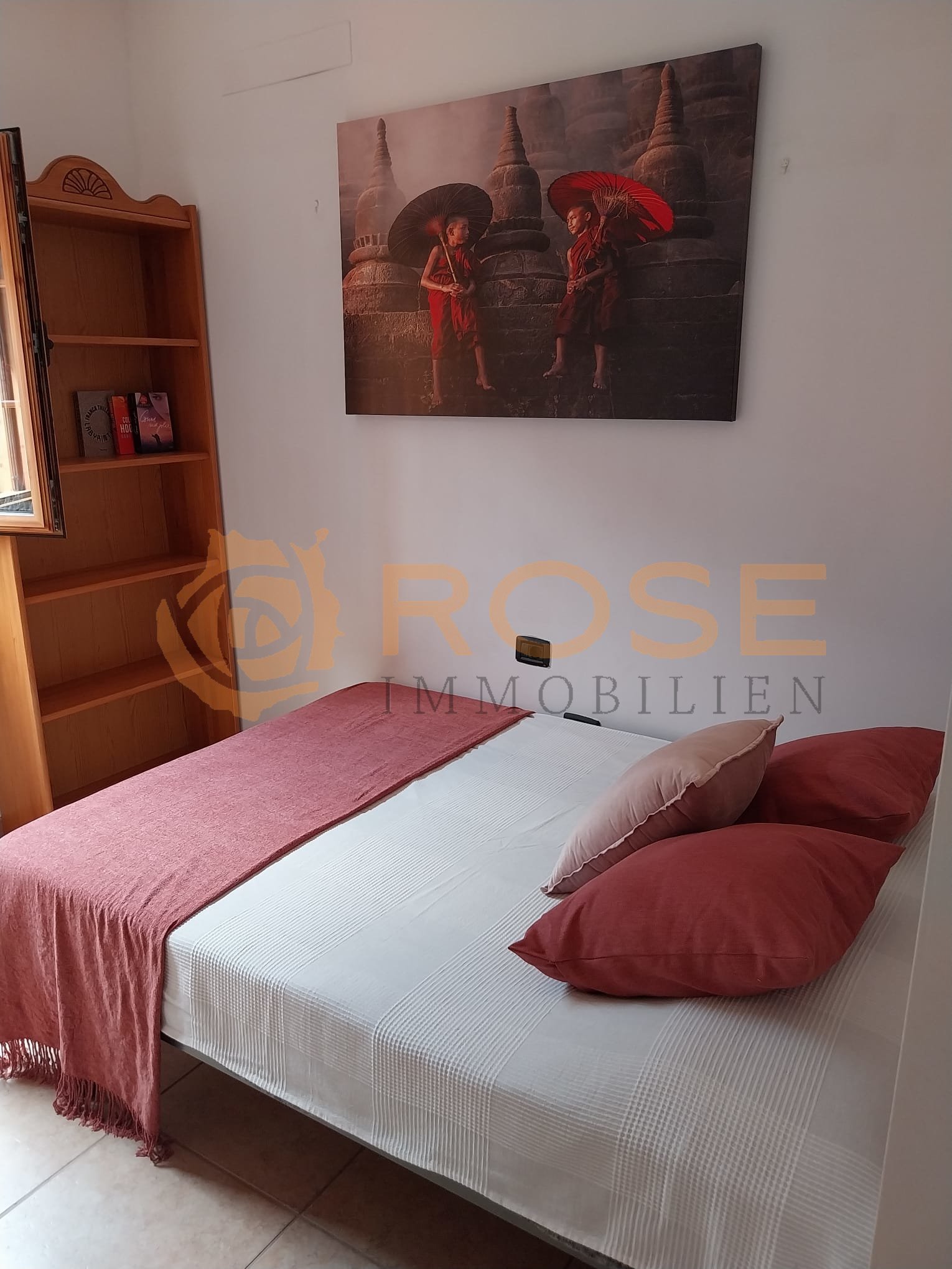 Habitación cómoda con almacenamiento práctico y uso óptimo del espacio