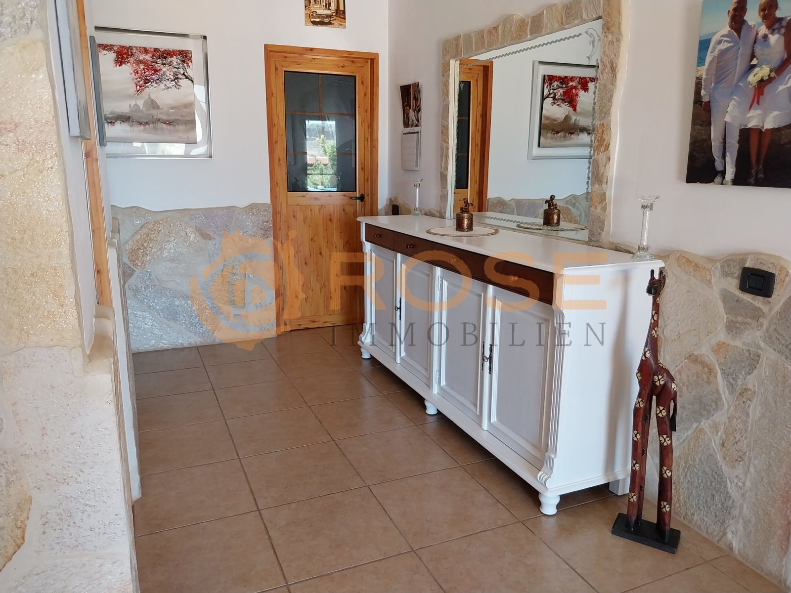 Baño elegante con doble lavabo y espejo grande