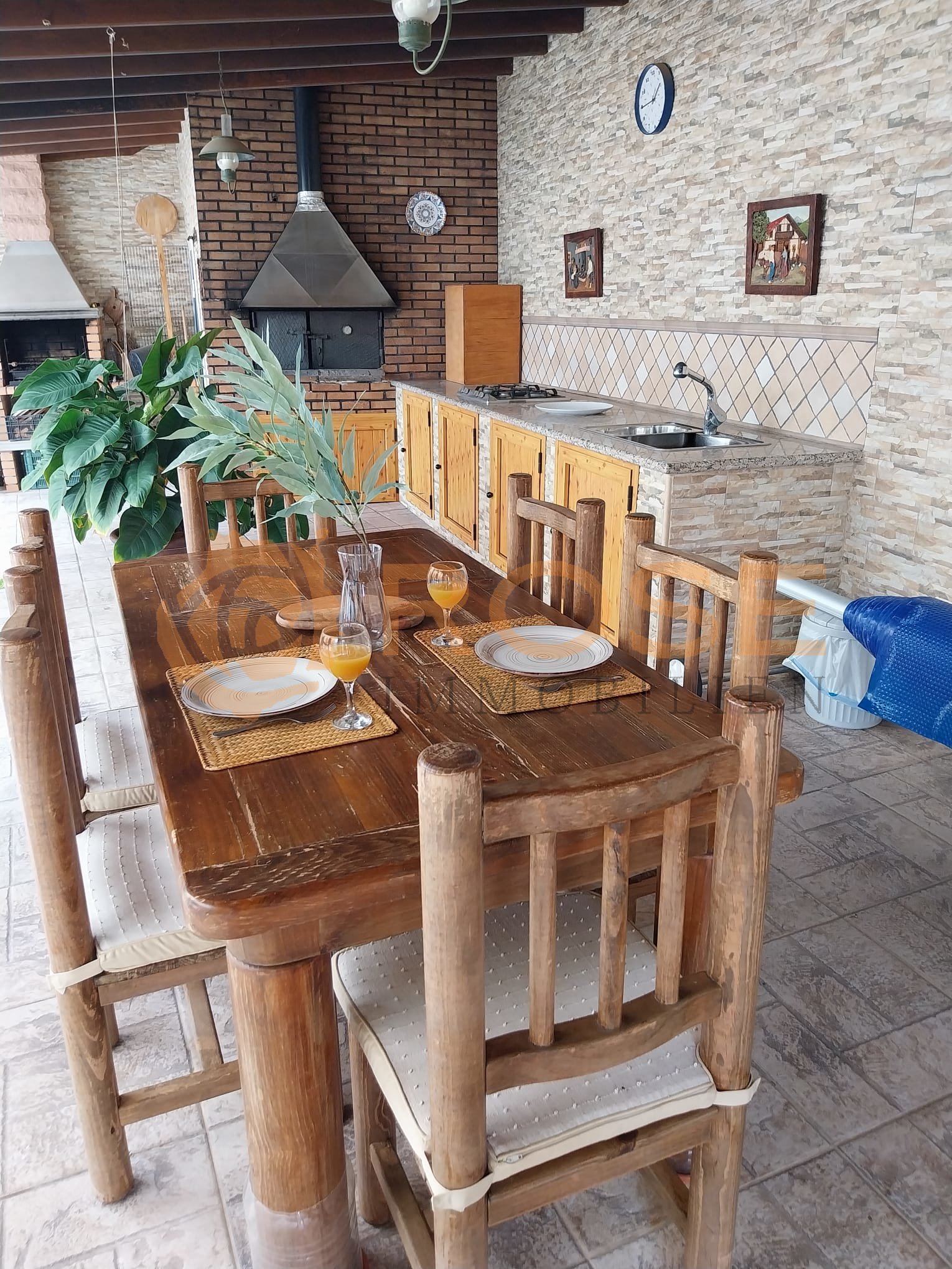 Cocina abierta con chimenea y un diseño de espacio pensado para reuniones sociales