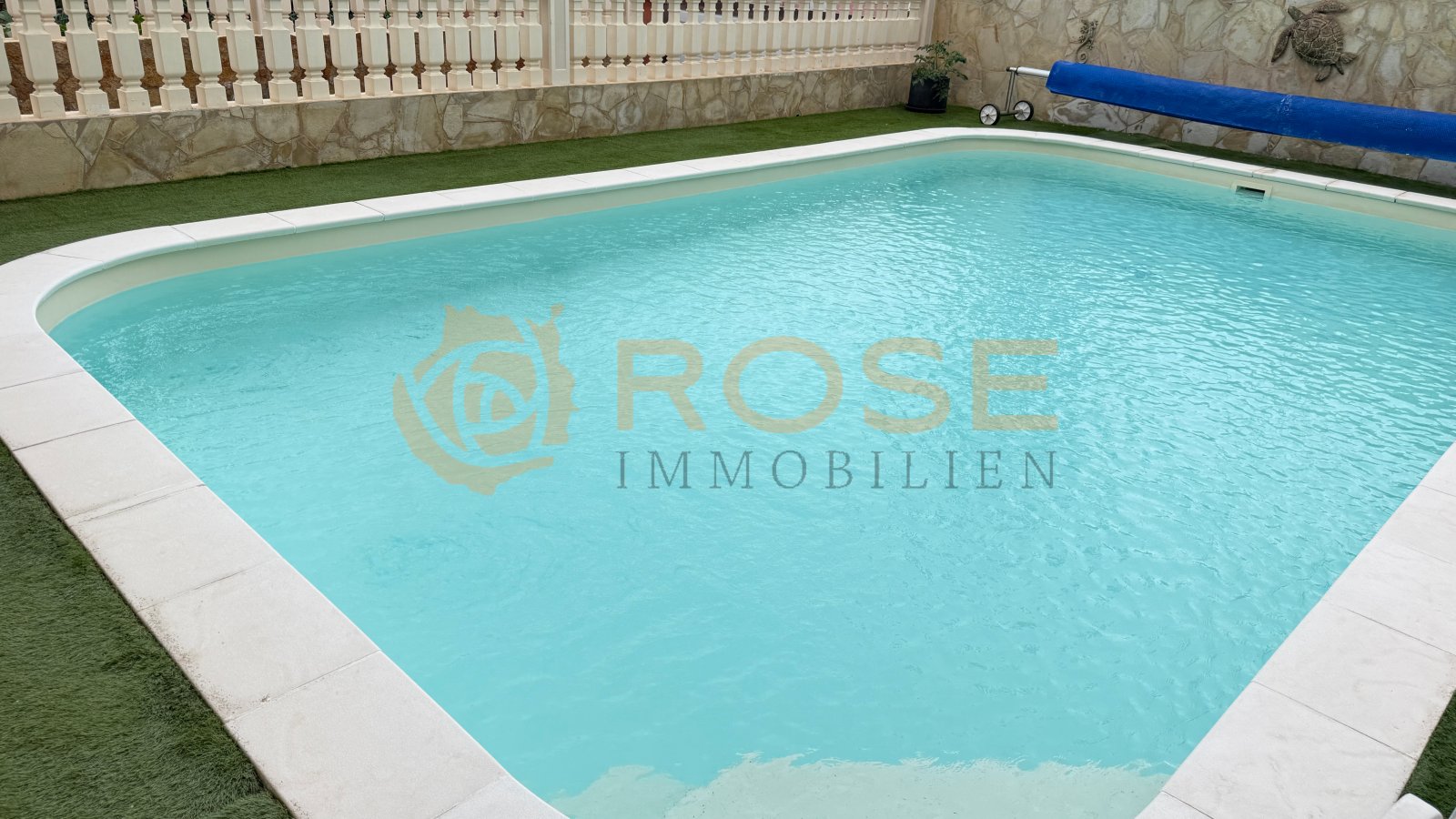 Oasis de refresco con diseño moderno de la piscina y paseo alrededor de la piscina completamente pavimentado