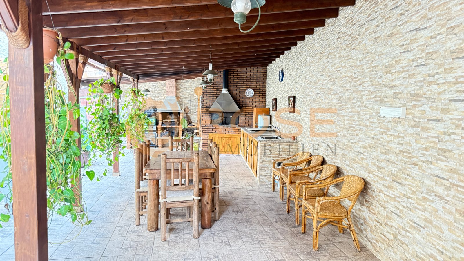 Área de descanso cubierta con paredes de ladrillo y chimenea integrada