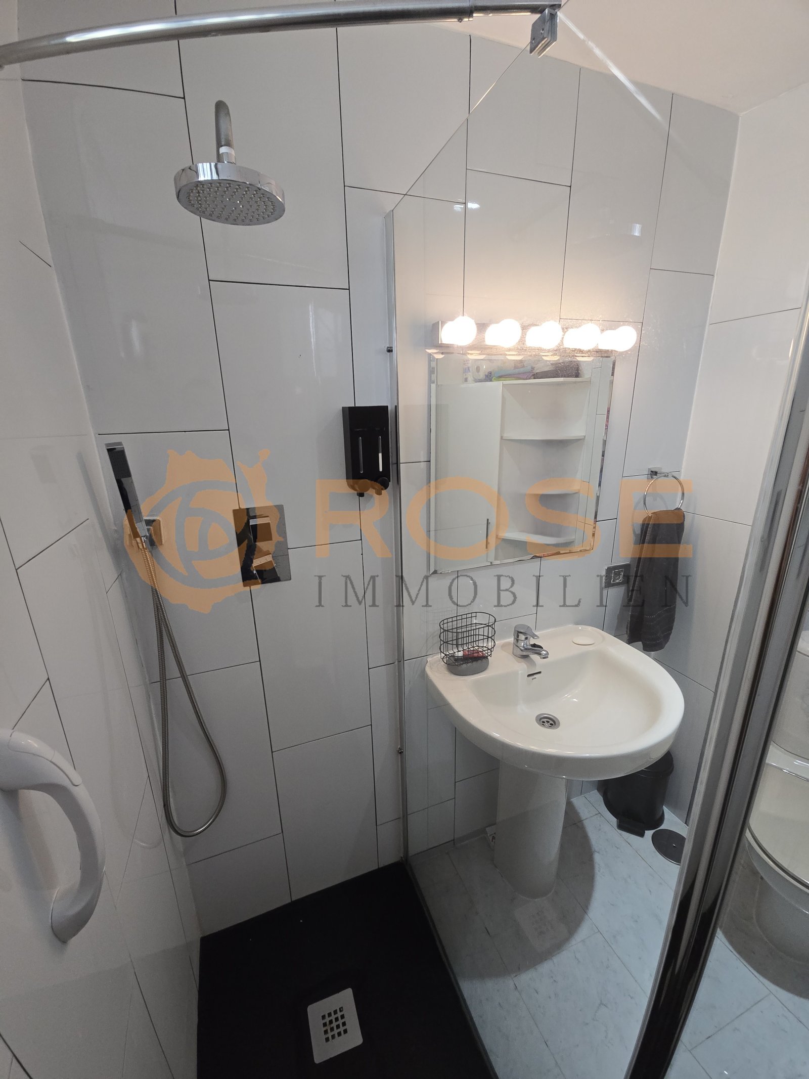 Baño moderno con ducha a nivel del suelo y equipamiento de alta calidad Baño moderno con ducha a nivel del suelo y equipamiento de alta calidad