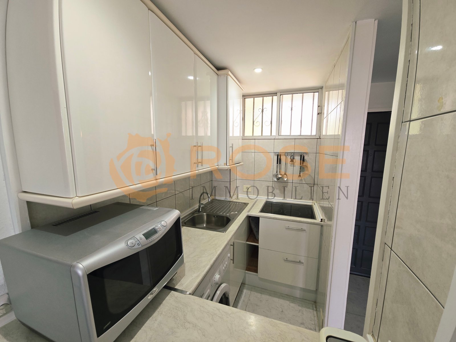 Cocina funcional con encimera óptima y solución inteligente de almacenamiento Cocina funcional con encimera óptima y solución inteligente de almacenamiento