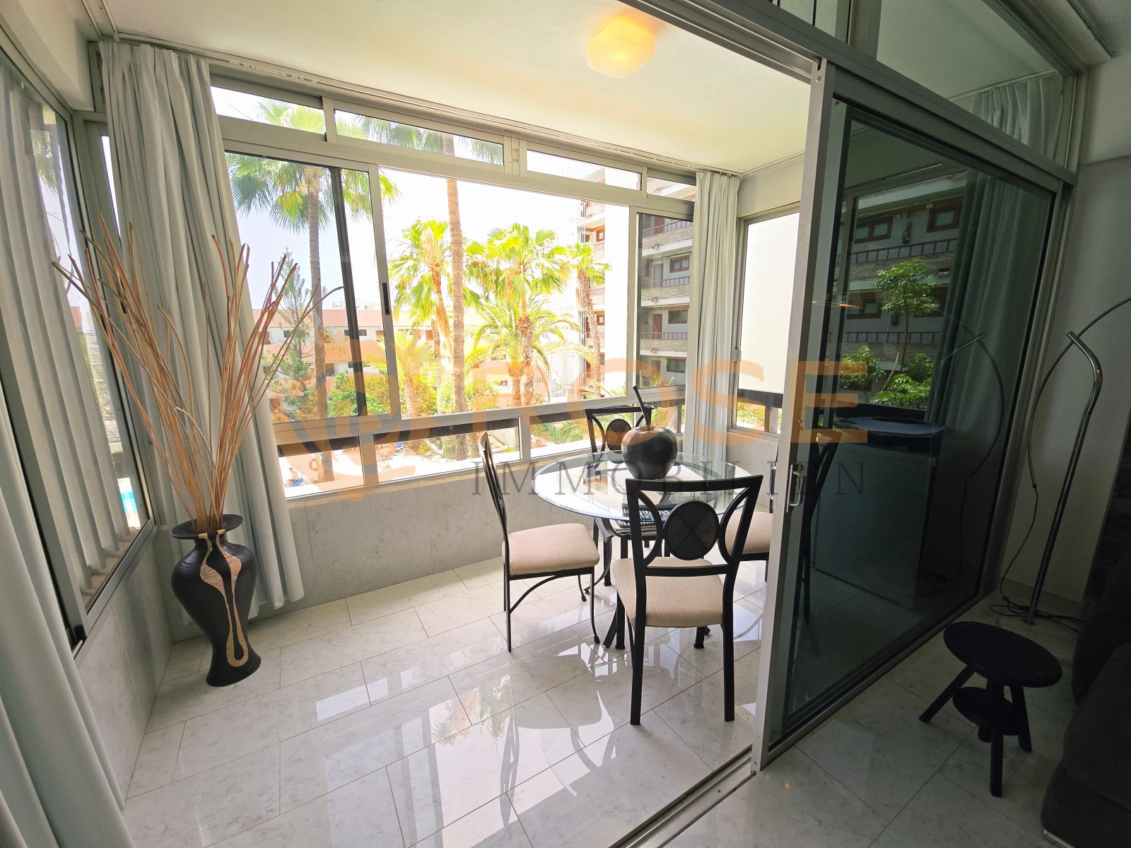 Terraza soleada con ventanas panorámicas y acceso directo al exterior Terraza soleada con ventanas panorámicas y acceso directo al exterior