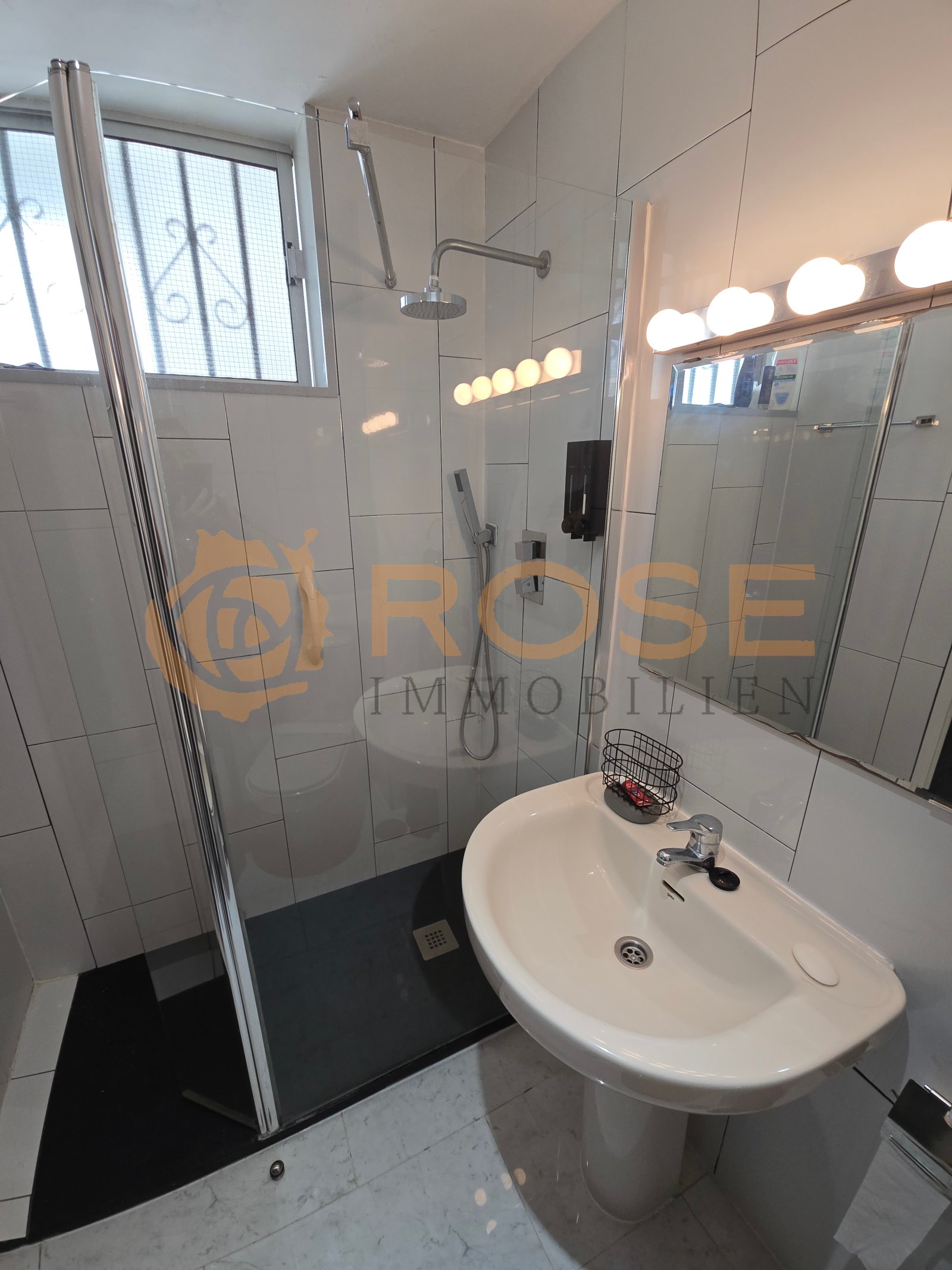 Baño moderno con ducha a ras de suelo y zona de lavabo espaciosa Baño moderno con ducha a ras de suelo y zona de lavabo espaciosa