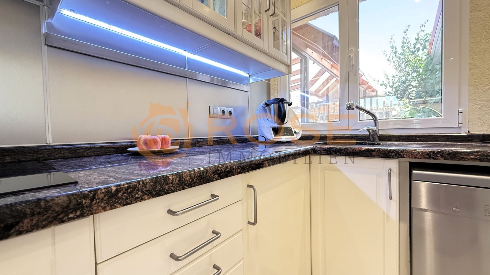 Cocina moderna con iluminación de acento LED y encimera de granito: diseño funcional que combina con elegancia