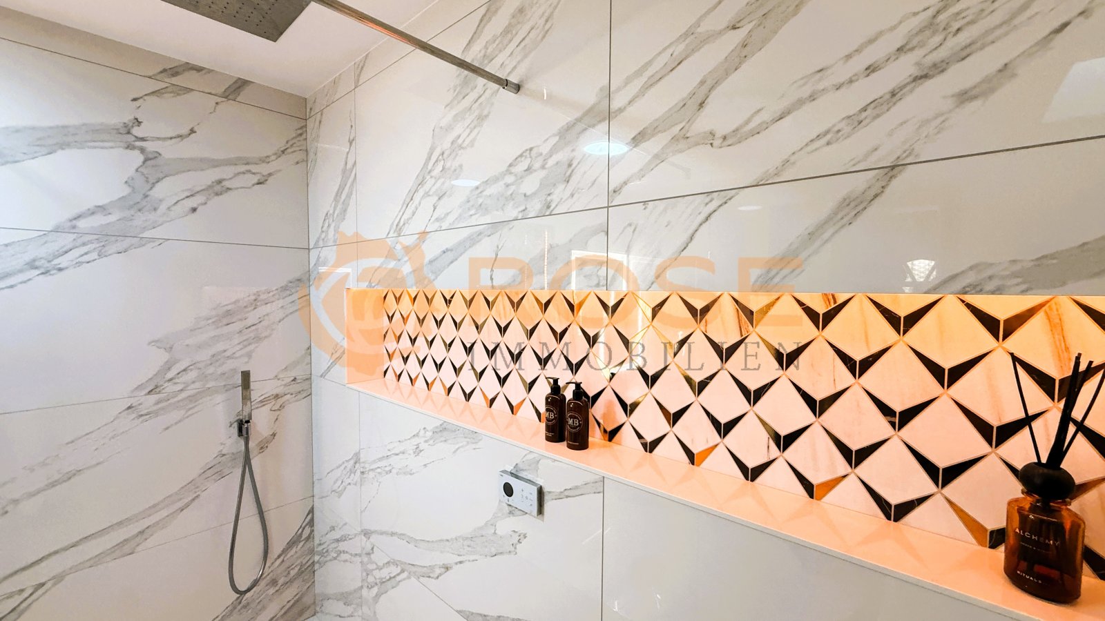 Baño de lujo con revestimiento de paredes de mármol y ducha sin marco – diseño de piedra natural elegante combina con funcionalidad moderna