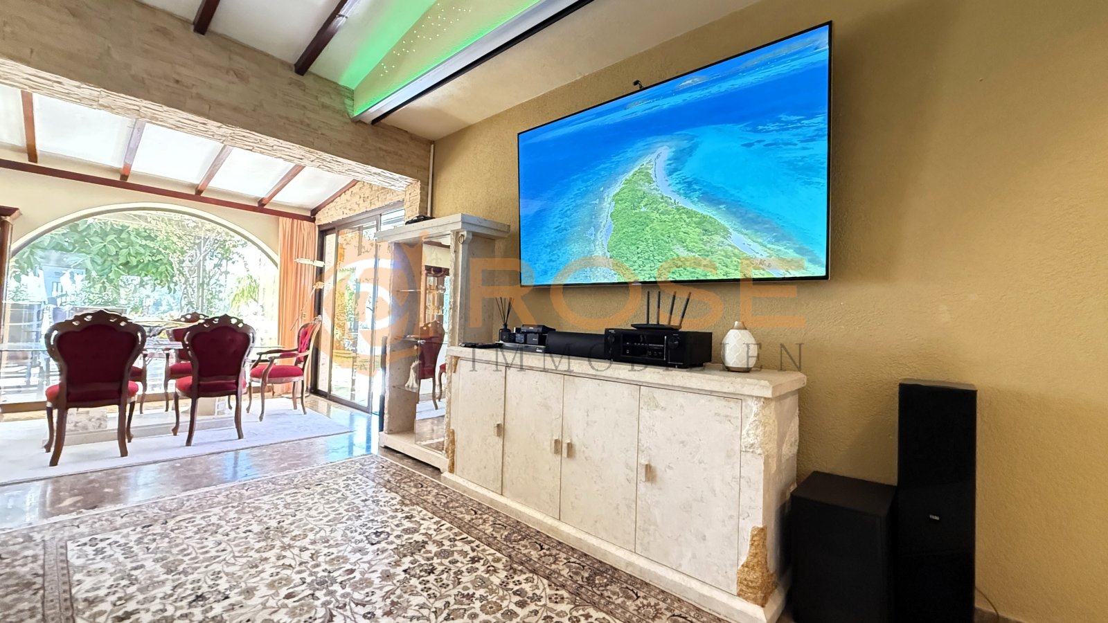 Zona de estar con equipamiento multimedia de alta calidad y transición fluida al exterior