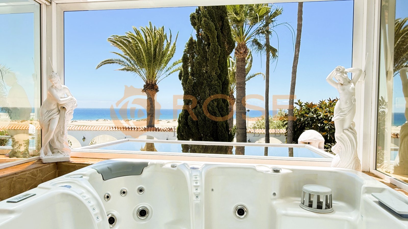 Jacuzzi de lujo con vistas panorámicas al mar – oasis privada de bienestar con horizonte libre